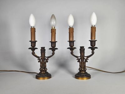 une paire de lampes de table anciennes en laiton, surmontées de bougies
