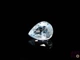 gros plan d'un diamant blanc sur une surface noire