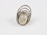 un gros plan d'une bague en argent sertie d'une pierre