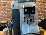 une photo d'une machine à café posée sur le comptoir d'un café