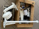 une boîte de papier toilette et un aspirateur posés par terre