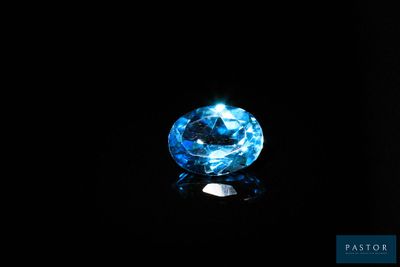 gros plan d'un diamant bleu sur une surface noire