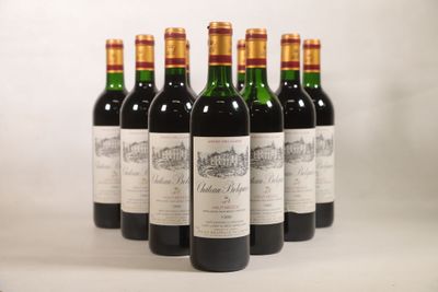 six bouteilles de vin sont alignées sur une table