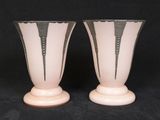 deux vases posés sur une surface noire