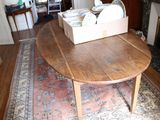 une table en bois sur laquelle est posée une boîte contenant de la vaisselle