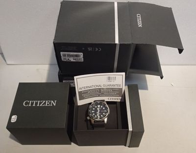 une boîte avec une montre à l'intérieur et une boîte avec une montre à l'intérieur