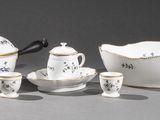 une photo d'une table dressée avec un bol, une tasse et une soucoupe
