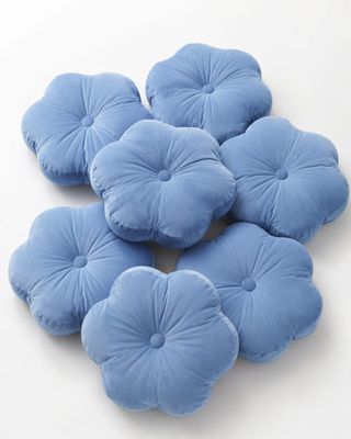 six coussins ronds bleus posés sur une surface blanche