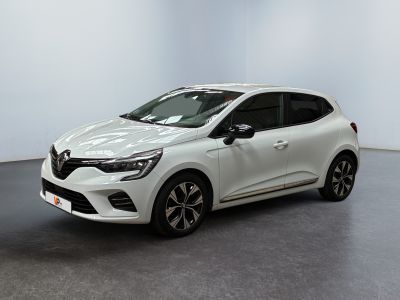 une voiture blanche garée dans une pièce au sol noir