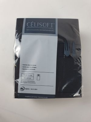 un gros plan sur un paquet de coques de téléphone portable posé sur une table