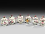 six pièces d'un service à thé en porcelaine, composé de théières et de tasses ornées de fleurs