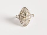 gros plan d'une bague en diamant sur une surface blanche