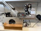 une machine posée sur une étagère à côté d'une boîte