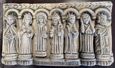 un gros plan sur une plaque en pierre représentant un groupe de personnes