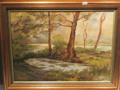 une peinture à l'huile représentant une rivière et des arbres, dans un cadre en bois