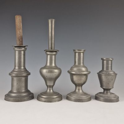 LOT DE QUATRE BOUGEOIRS en étain, forme circulaire moulurée,…