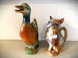 deux figurines représentant un oiseau et un renard posées sur une table