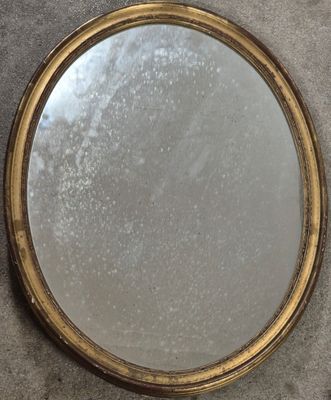 une image représentant un miroir rond posé sur une table