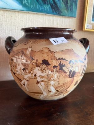 un vase avec un tableau posé sur une table