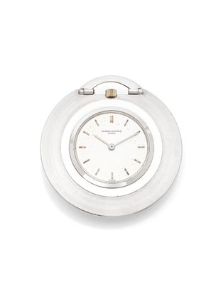 une horloge accrochée au mur sur un fond blanc