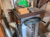 une machine posée sur une table dans une pièce