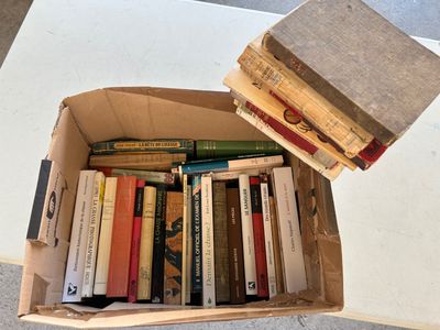 une boîte pleine de livres posée sur une table