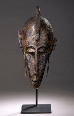 gros plan d'une sculpture d'une tête sur un socle