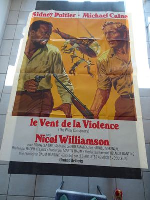 une grande affiche représentant deux hommes armés dans une salle de bains