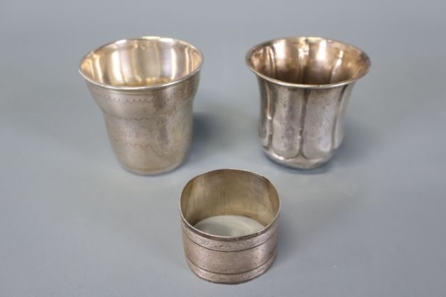 Deux timbales et un rond de serviette en argent poinçon Minerve. ...