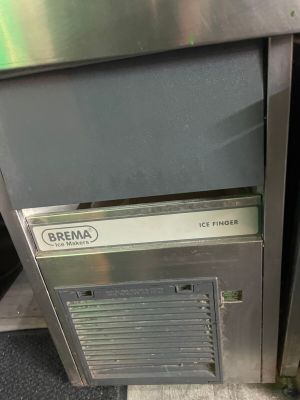 a machine that is sitting on the floor in the kitchen
