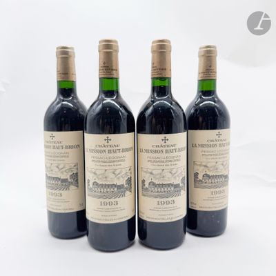trois bouteilles de vin rouge sont alignées sur une surface blanche