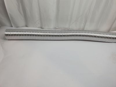 un gros plan d'un tuyau métallique posé sur un drap blanc