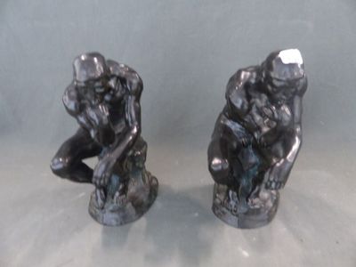 deux figurines d'un homme et d'une femme assis sur un rocher