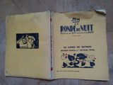 un vieux livre posé sur une table en bois, à côté d'un autre livre