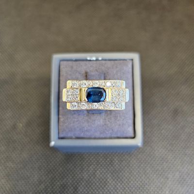 une bague qui se trouve dans une boîte sur une table