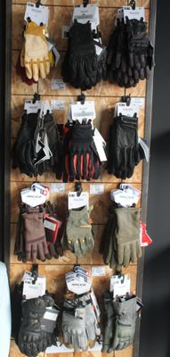 de nombreuses paires de gants exposées dans un magasin