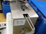 une machine posée sur le comptoir d'une cuisine