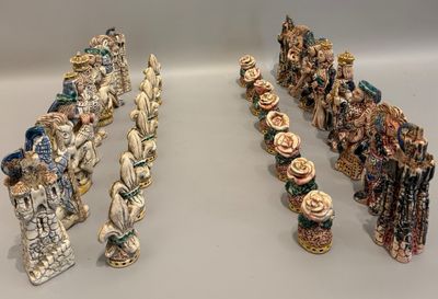 un grand nombre de figurines posées sur une table