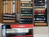 une boîte pleine de livres posée sur une table