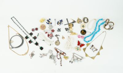 plusieurs types de bijoux différents sur une surface blanche