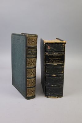 deux livres posés l'un à côté de l'autre sur une table
