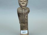 une petite statue d'un homme avec un chapeau sur la tête