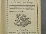 un livre ouvert avec l'image d'un oiseau dessus