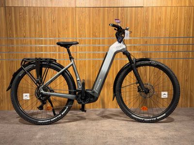 le vélo électrique est garé devant un mur en bois