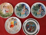 quatre assiettes sur lesquelles sont peints des enfants assis sur une nappe rouge