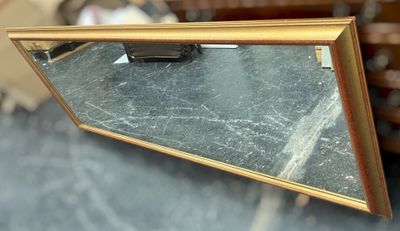 un miroir posé sur une table
