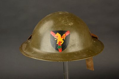 une image représentant un casque surmonté d'un blason