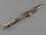 un saxophone ancien plaqué argent sur fond gris