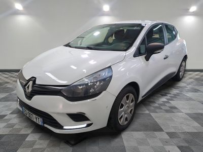 la voiture blanche est garée sur un sol en damier dans le garage