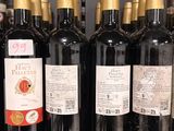 de nombreuses bouteilles de vin sur une étagère dans un magasin